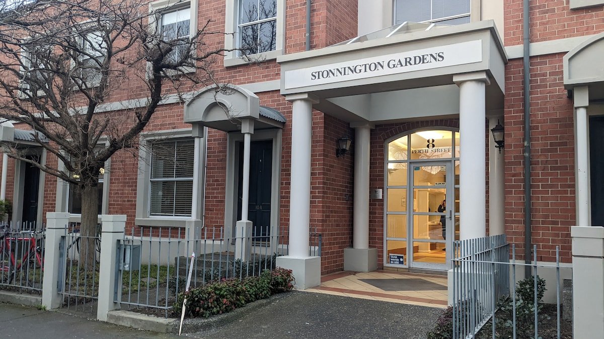 High Ceilings Duplex Apartment with pool & gym gallery image 3