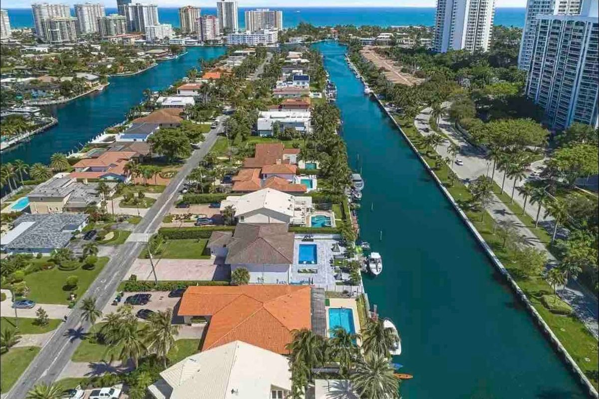 FENDI WATER-FRONT 6 BR & 4BA Luxurious & HEAT POOL gallery image 4