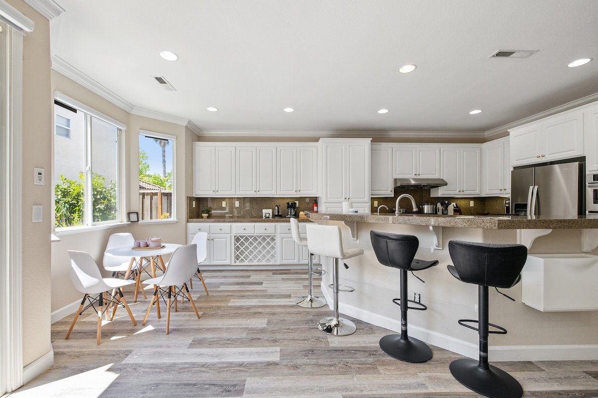 5BR Home Modern & Spacious for Business & Family gallery image 3