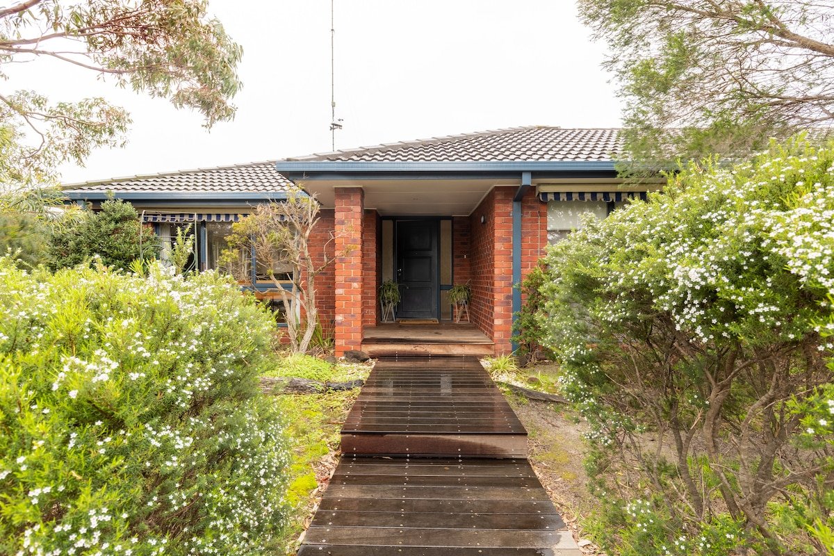 80’s Renovated Gem 400m to Beach gallery image 4