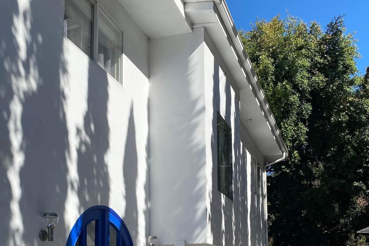 Laurel Canyon view with beautiful Swimming Pool gallery image 4