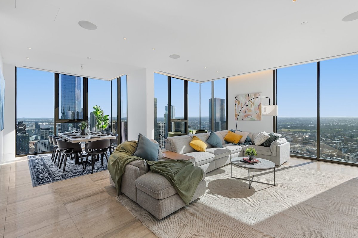 Ultra-Luxe City Penthouse with Jaw-dropping Views gallery image 2