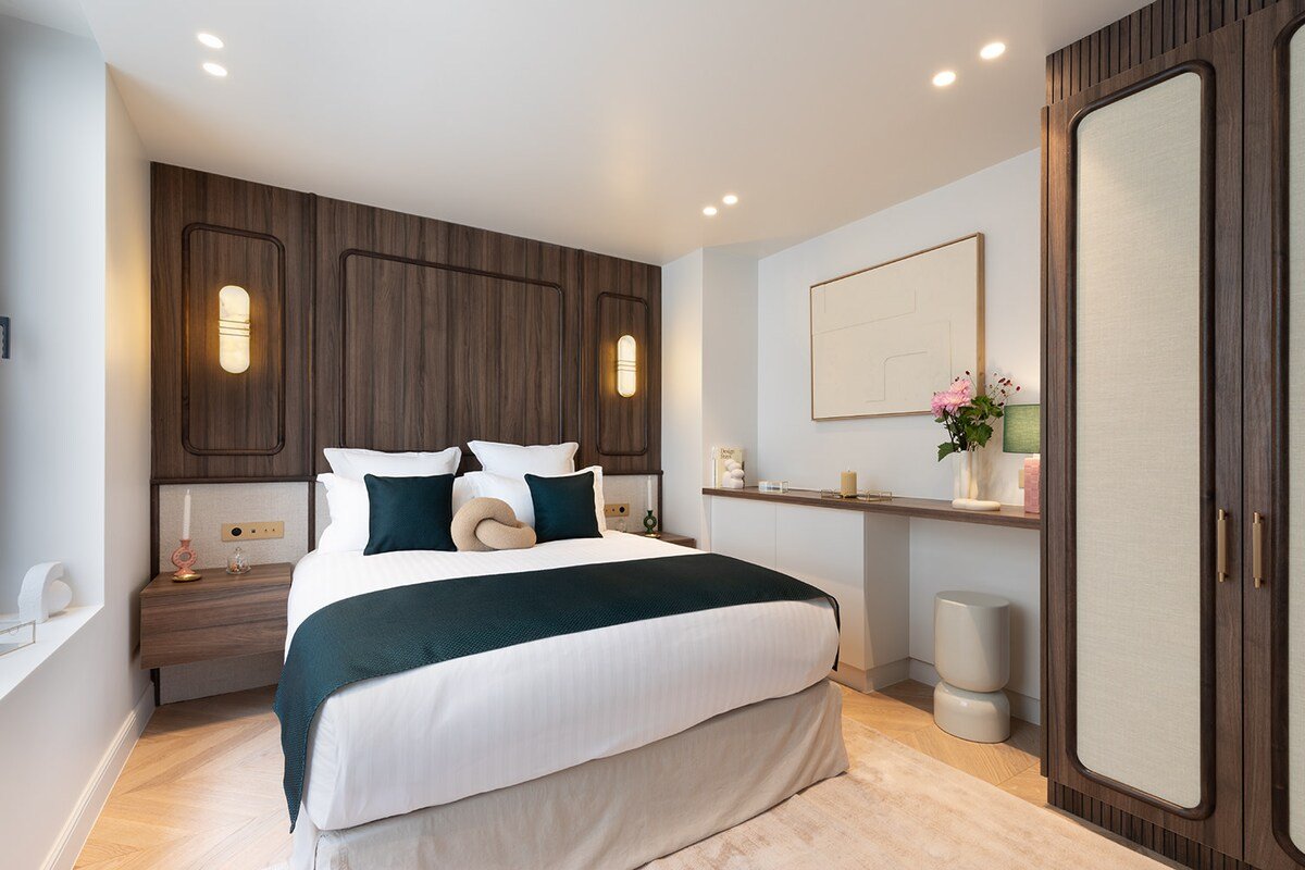 A Sophisticated 1-BR with Services – Louvre gallery image 2