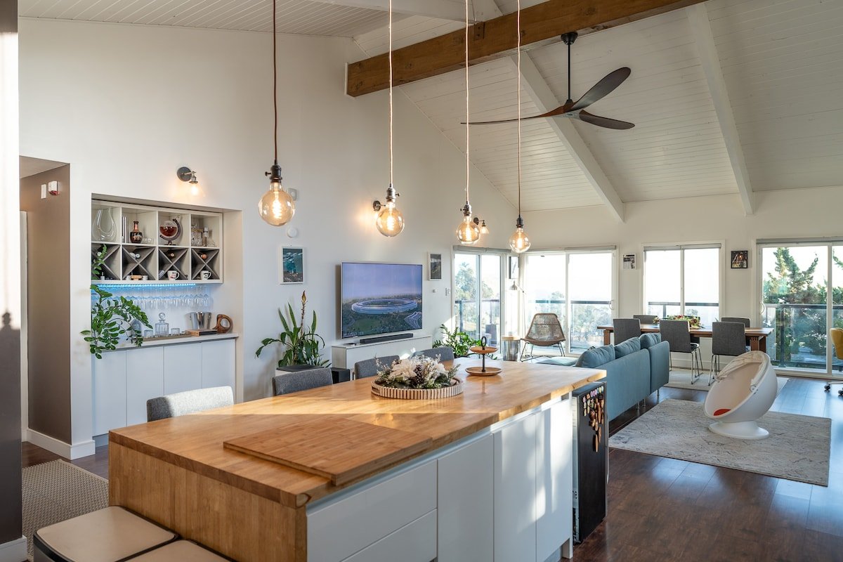 Stunning Modern Home with Amazing Views of Valley gallery image 5