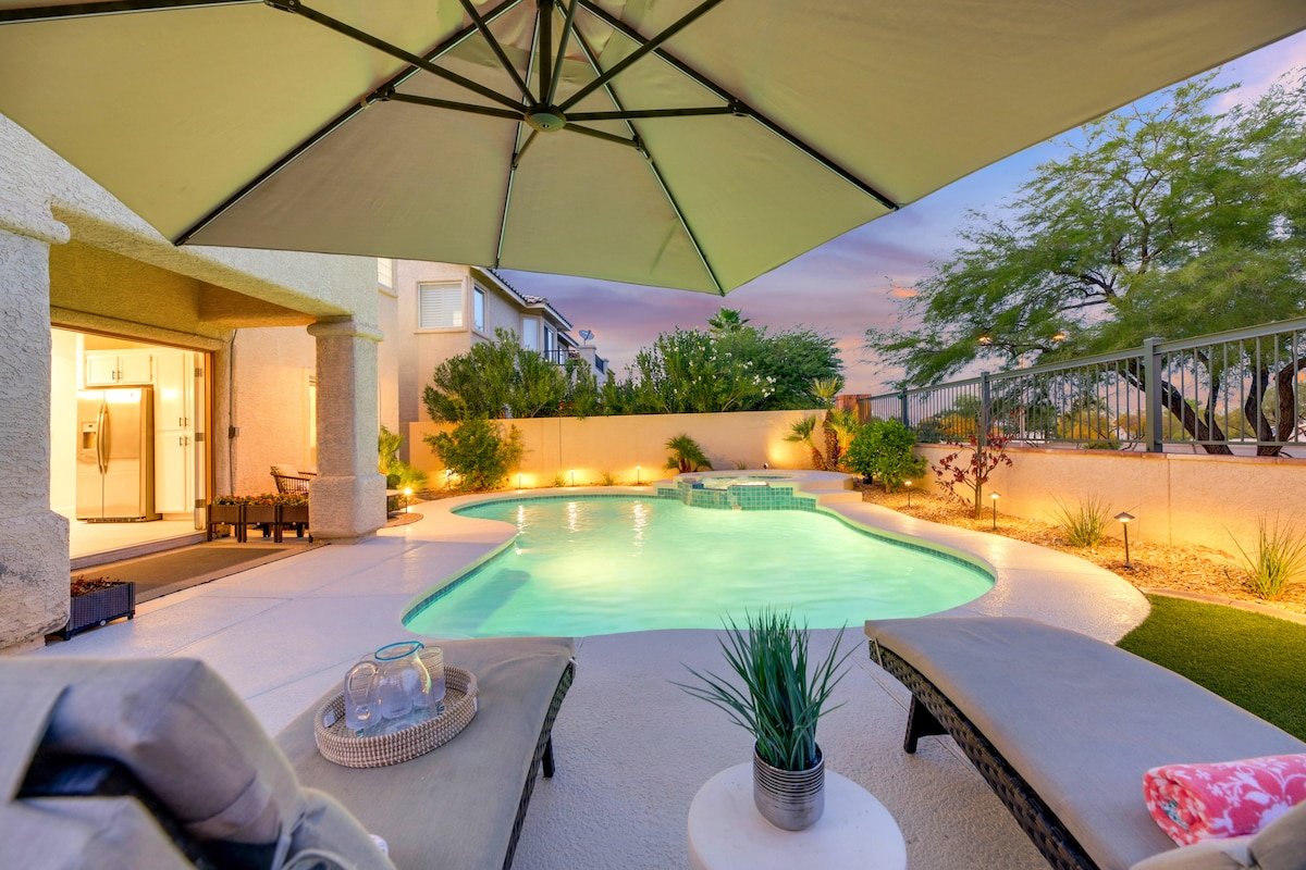 The Juliet: Heated Pool/Spa w Strip Views gallery image 2