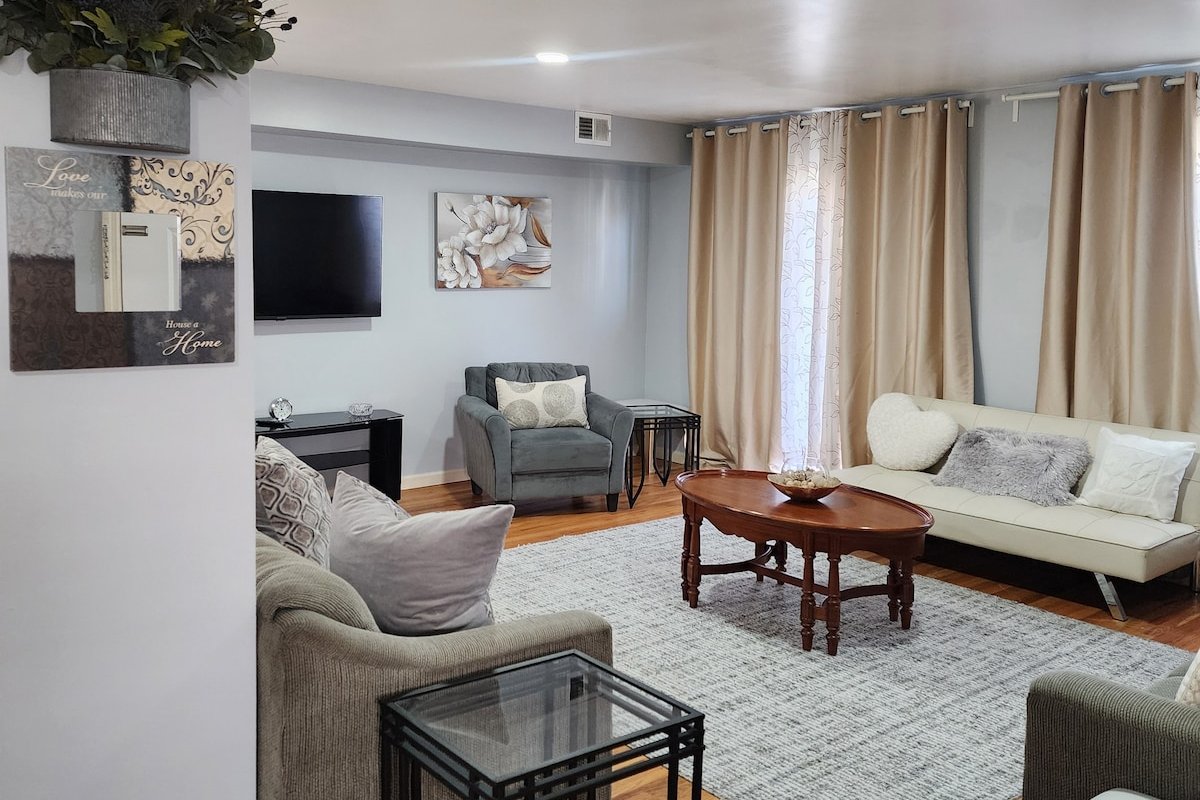 Charming 5BR Stay | Minutes to NYC & EWR • Parking gallery image 2