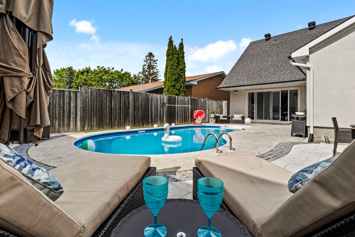 Luxury Home. Heated Salt Pool, Parking, Office gallery image 2