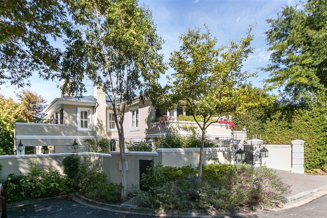 Magnificent House with Garden & Mountain View gallery image 4