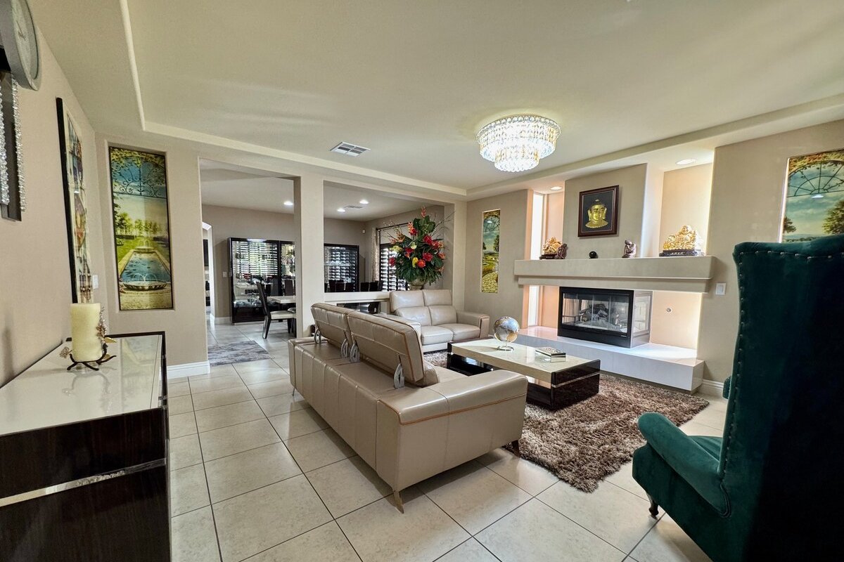 Luxury, Cheerful & Spacious 5 Bedroom Home! gallery image 5
