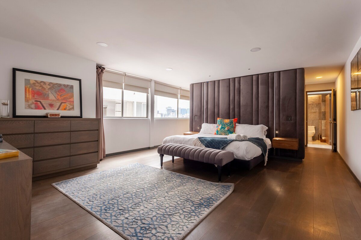 Private jacuzzi, great views and perfect location! gallery image 3