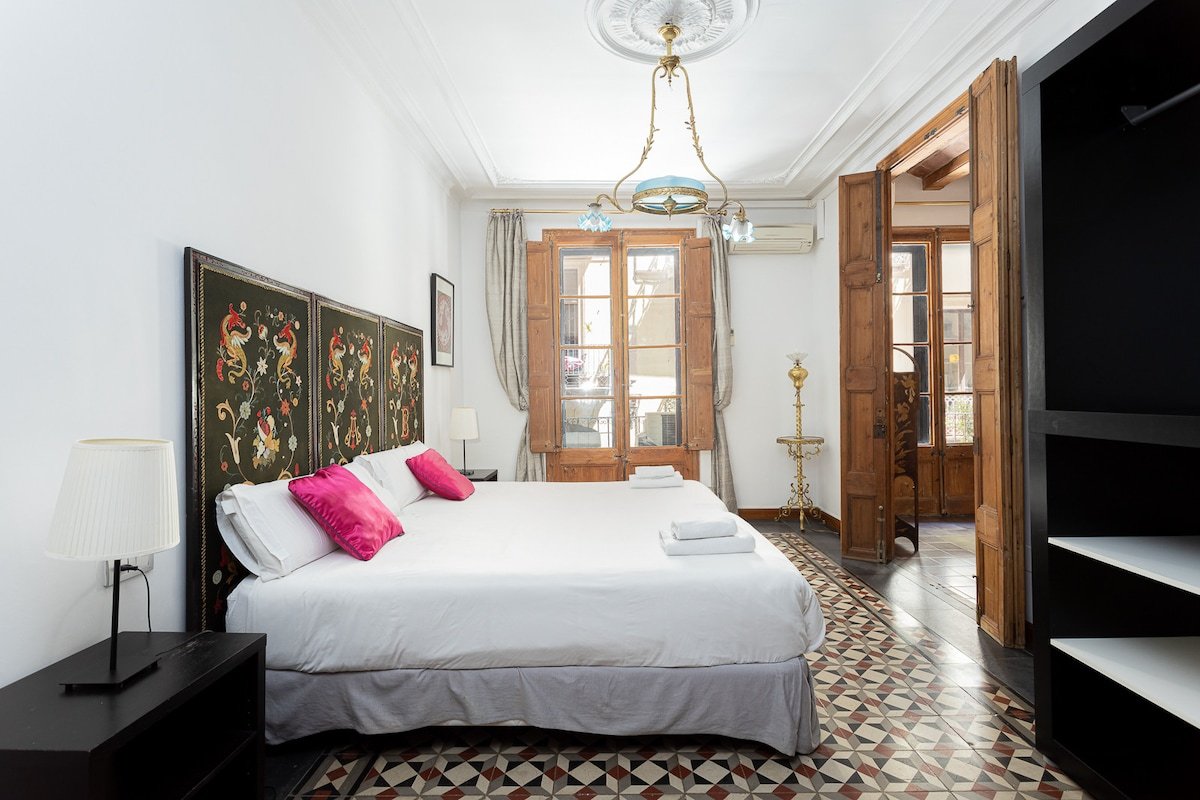 Charming Art Nouveau Plaza Catalunya gallery image 2