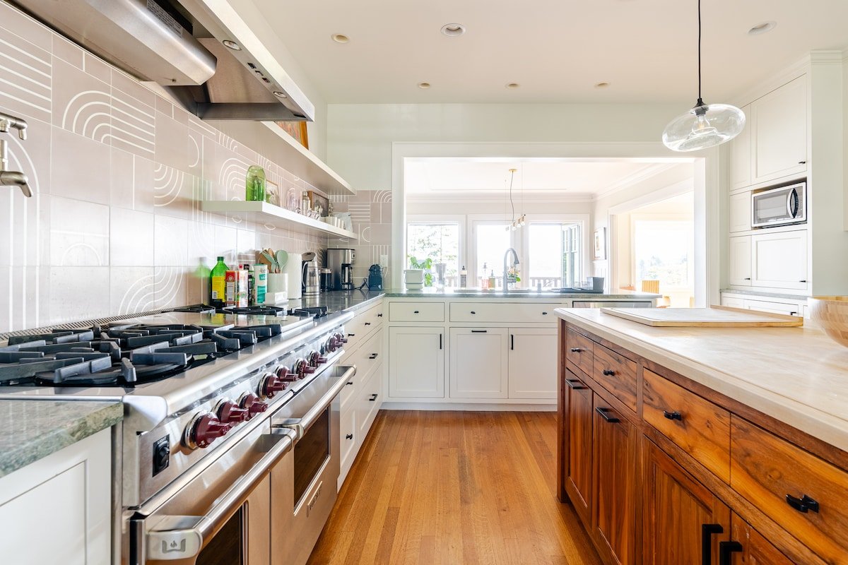 Gorgeous large family home with breathtaking views gallery image 4