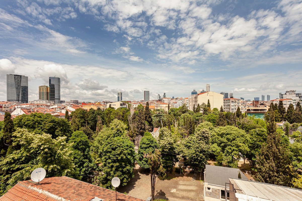 Charming 4BR-2BA. Lovely king beds w/Lift &full AC gallery image 5