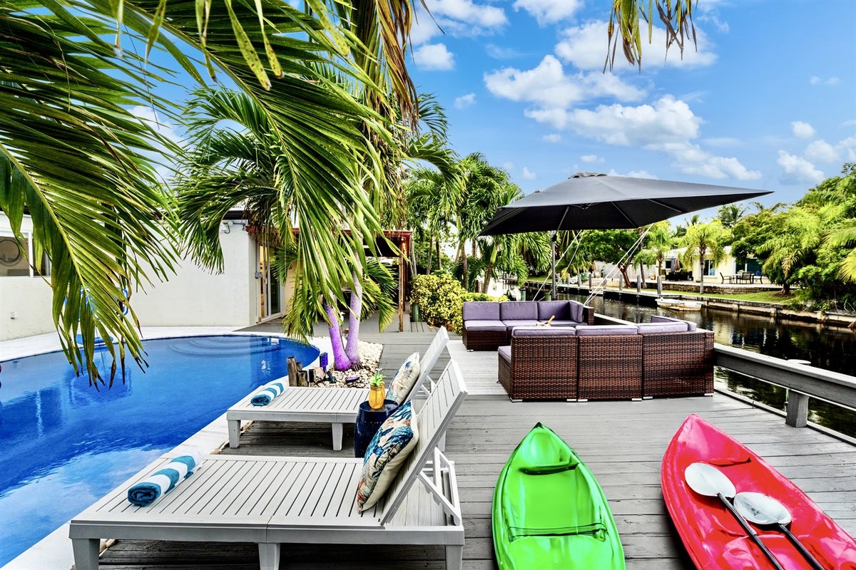 Waterfront Near Beach & Airport, HeatedPool&Kayaks