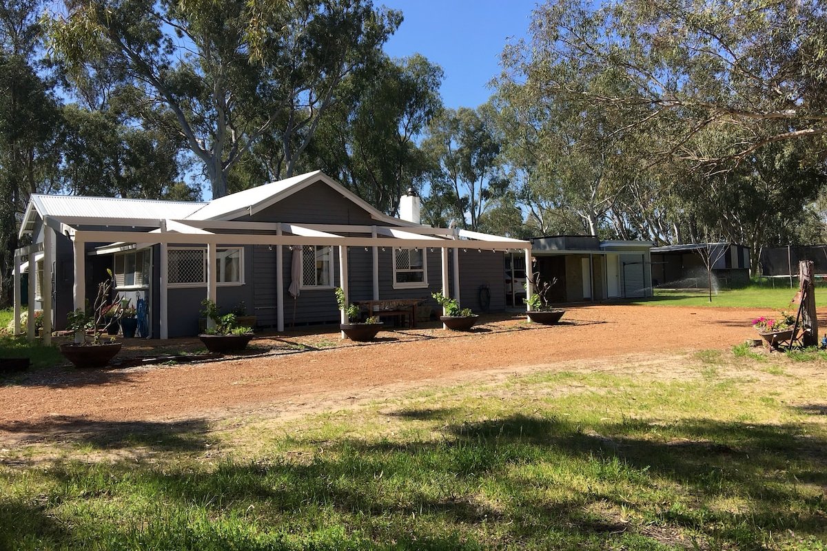 Aintree Cottage: Swan Valley Quiet & Comfortable gallery image 2