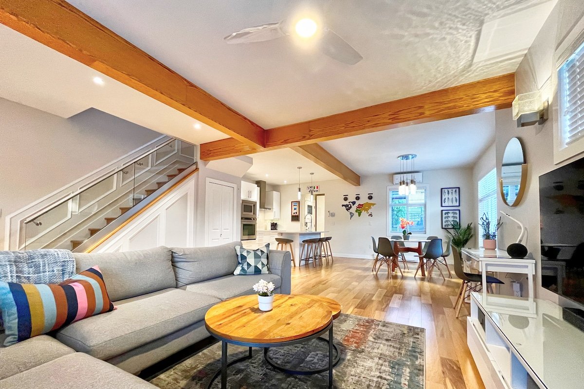 Luxury Home on the Drive with AC, Family-Friendly gallery image 2