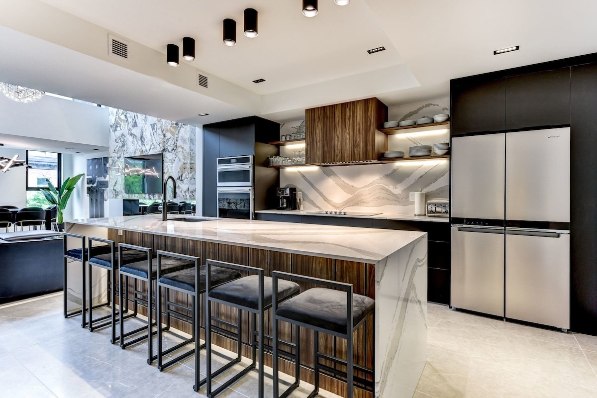 CLUBHAUS Premium XL Penthouse, Rooftop Hot Tub, Sleeps 16 gallery image 5