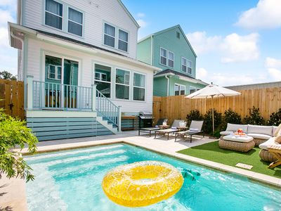 Trendy Oasis with Heated Pool, Grill – Near FQ