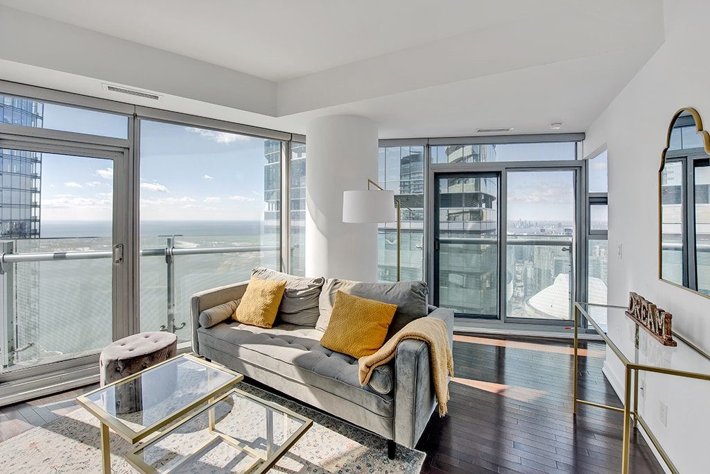 2 Bedroom CN Tower Boutique Condominium w Parking gallery image 3