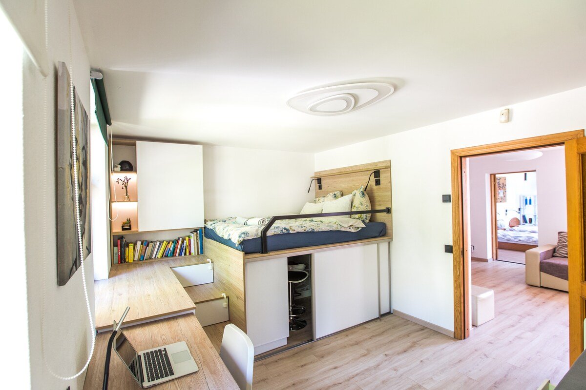 Family house with a hot tub, terrace & parking. gallery image 5