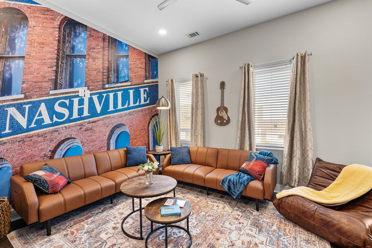 Sleeps 15 – Pet-Friendly! Hot Tub/Full Gym/Poker gallery image 2