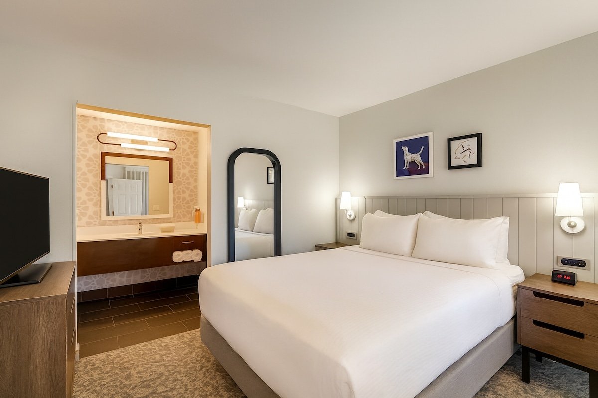 2BR Suite Close to Legoland Discovery! Onsite Pool gallery image 4