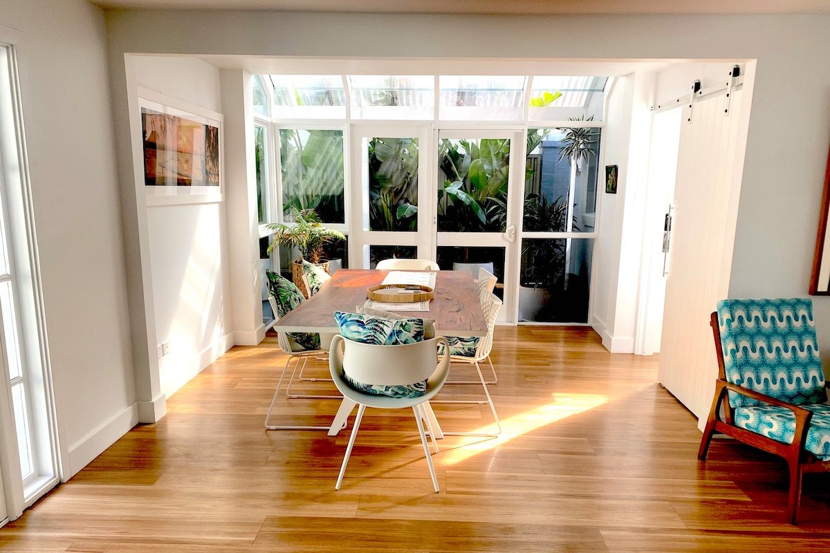 Beach House Stunner. Sleeps 13. Walk to beach. gallery image 4