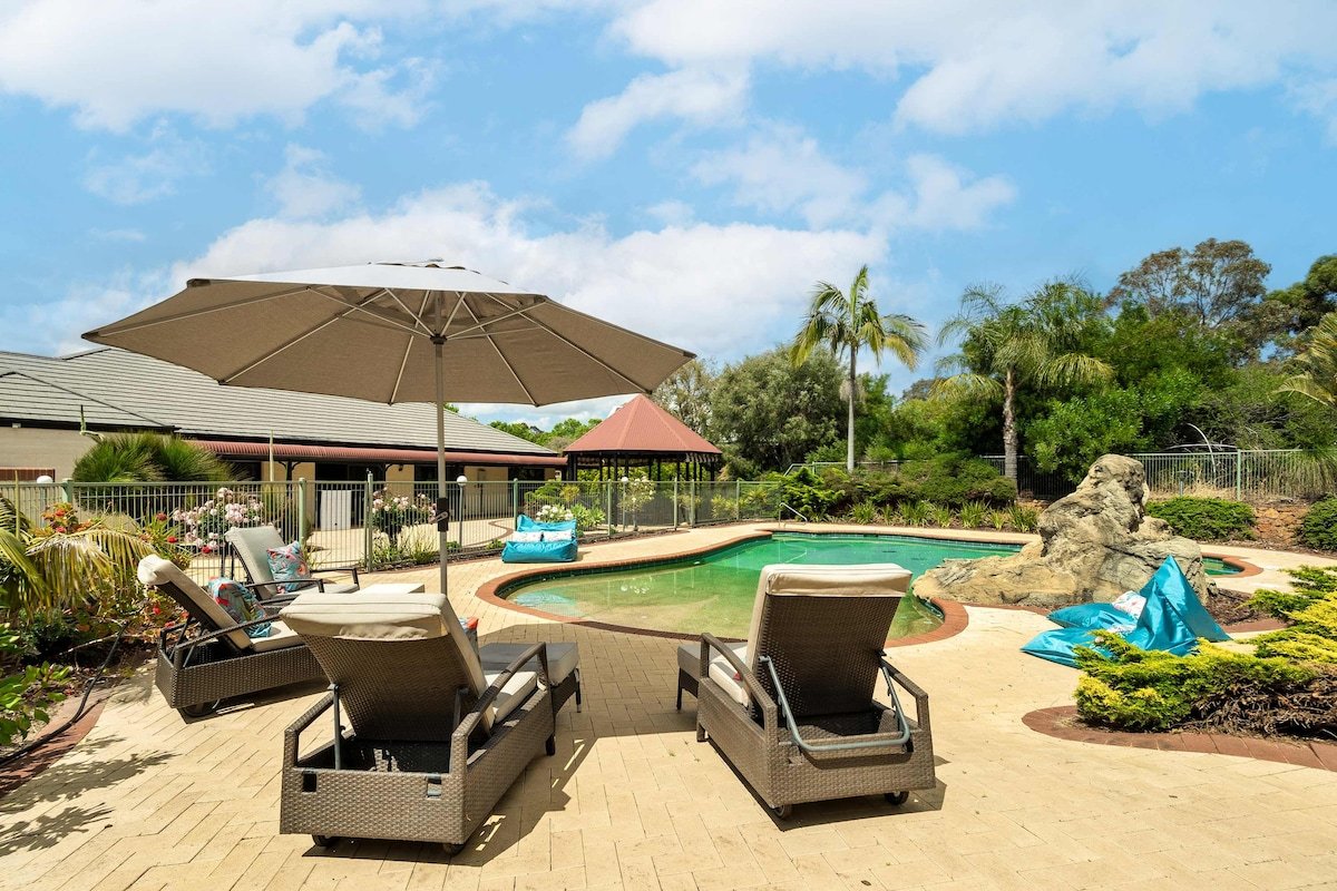 Carinya Cove – pool, pet friendly, fireplace gallery image 2