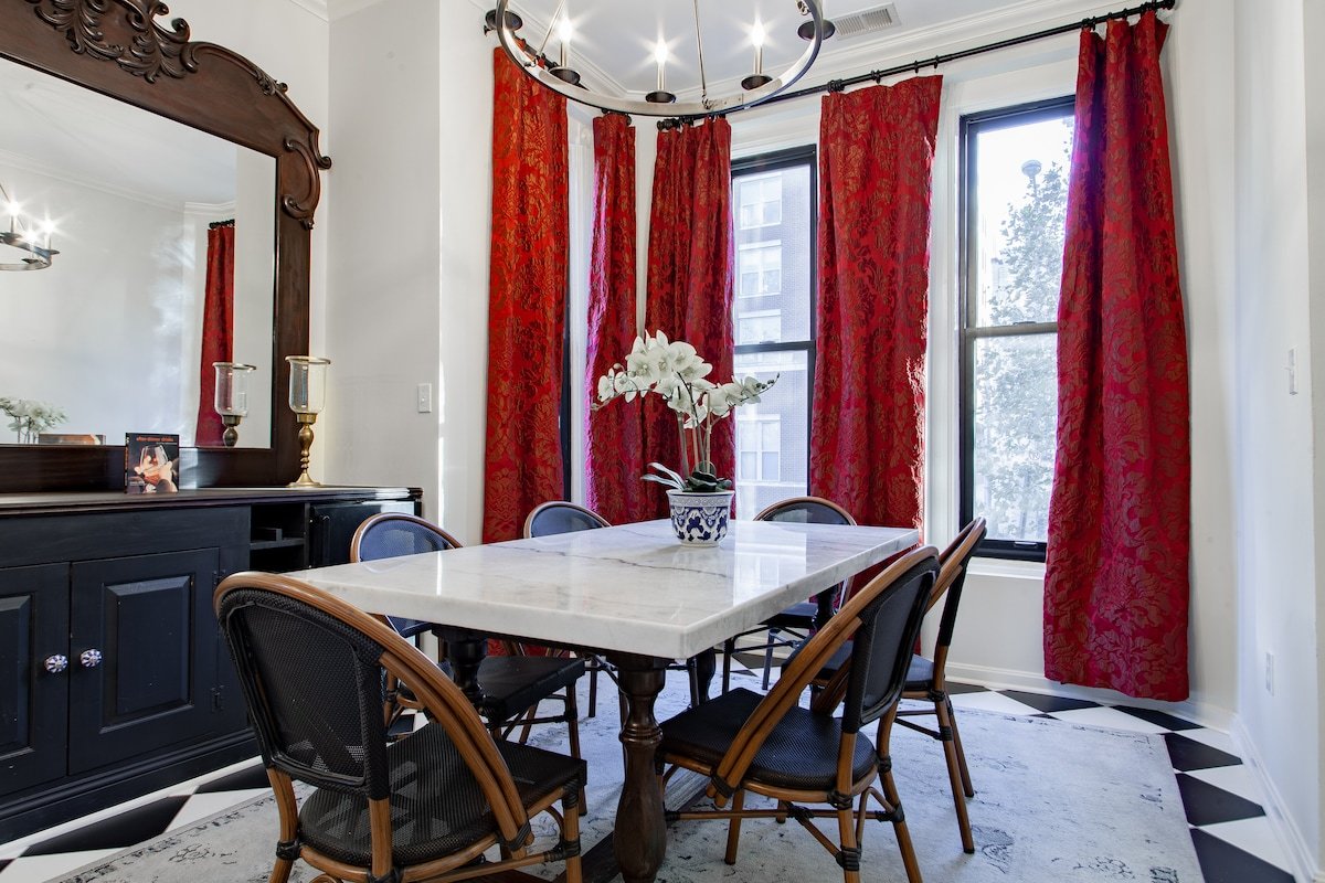 Exceptional Designer Victorian / Near METRO Subway gallery image 3