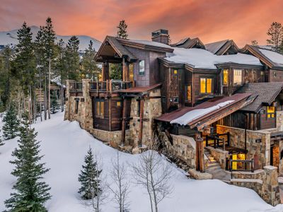 Hot Tub + Theatre Room – Summit at Shock Hill