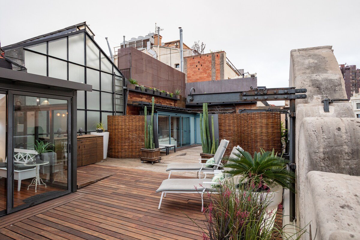 Impressive Design-Forward Penthouse in an Historic Building gallery image 5