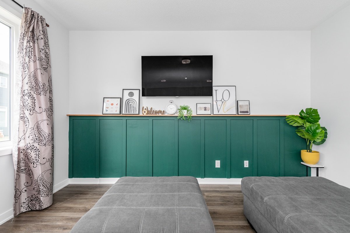 The Green Bohemian: 3beds, 3mins to CanTire Centre gallery image 2