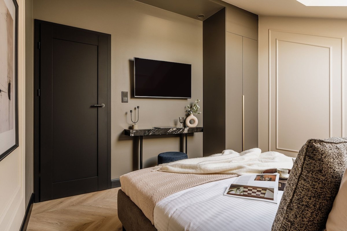 Two-Level Apartment with Bathtub in Bedroom gallery image 4