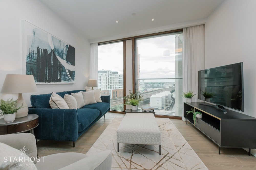 Beautiful 2-bed apartment with pool in Nine Elms. gallery image 2