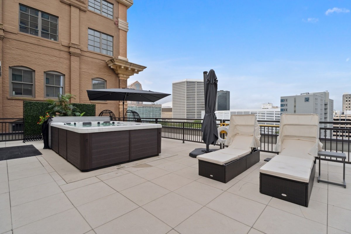 Downtown Space w/ Patio- Great for Saints Games! gallery image 4