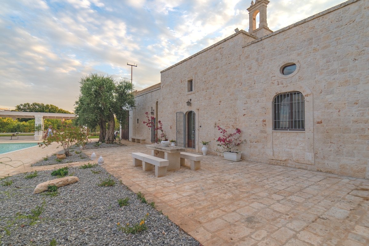 Charming villa with 10 sleeps and private pool gallery image 2