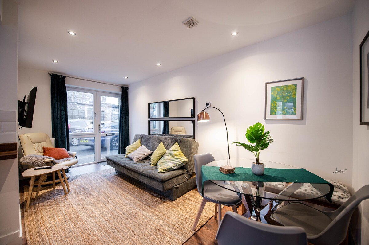 *Lovely, central apt for 6 > FREE on-site parking! gallery image 3