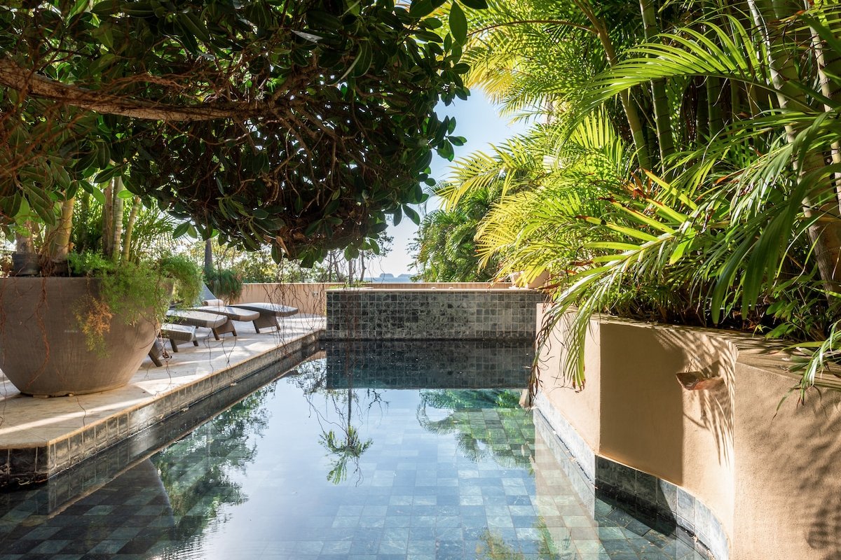 Oceanfront Villa With Pool & Beach Club – StuCasa gallery image 2