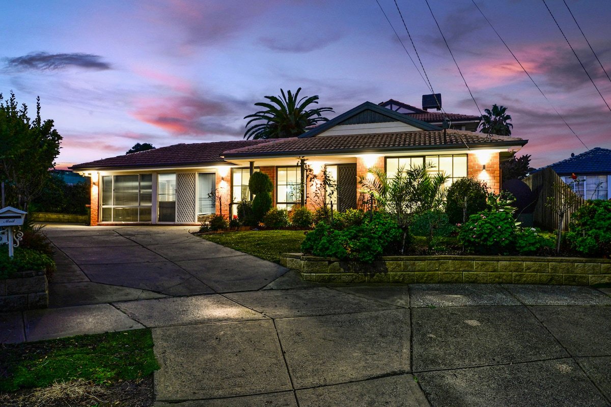 Huge Family Home! 5 mins/Airport, 15 mins/City gallery image 4