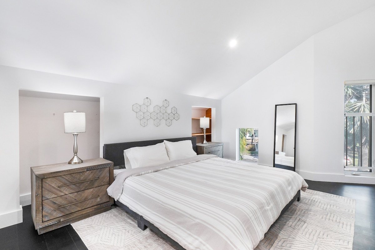 Bayfront Escape Poolside Luxury Villa with Sunset gallery image 5