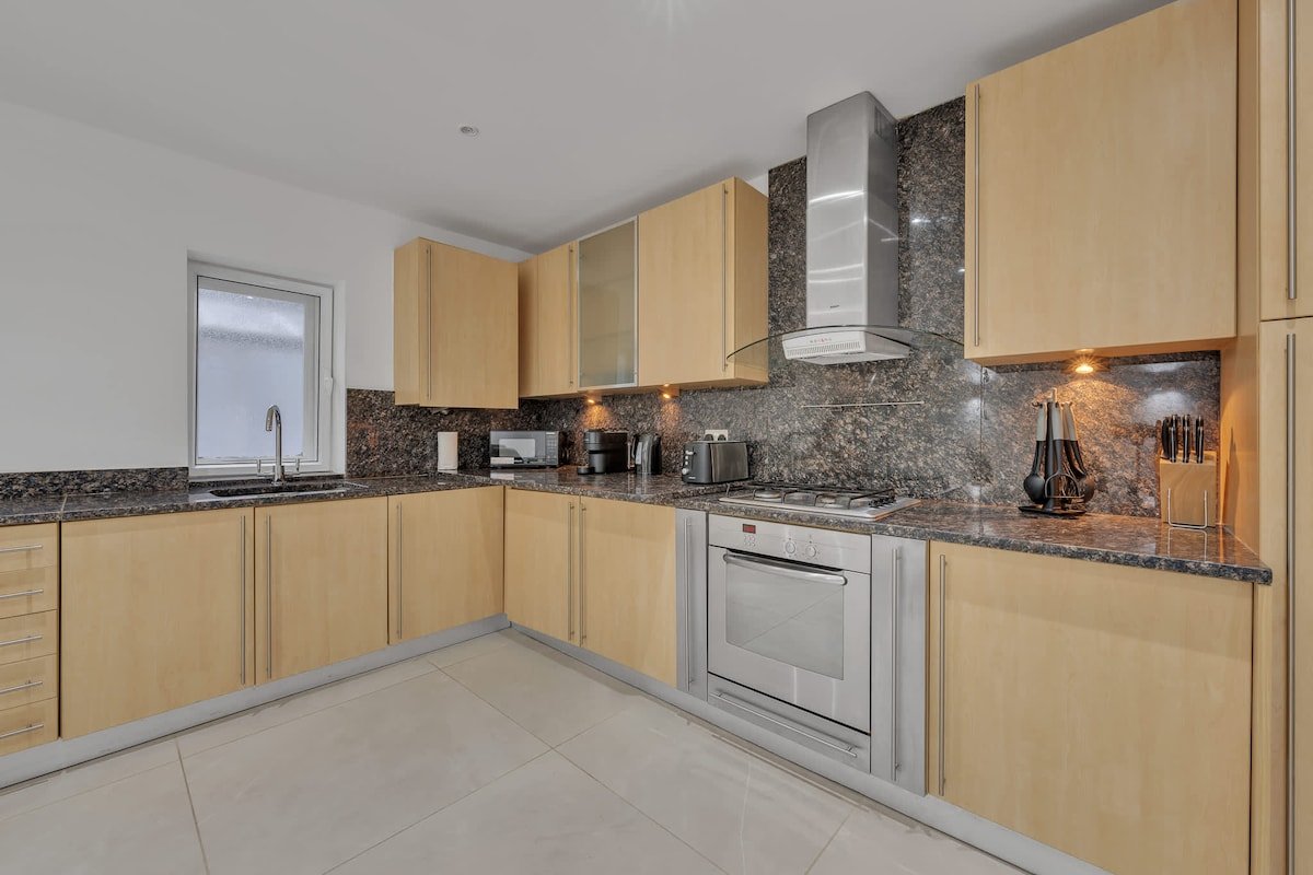 Charming Mayfair Home with Modern Comforts gallery image 5