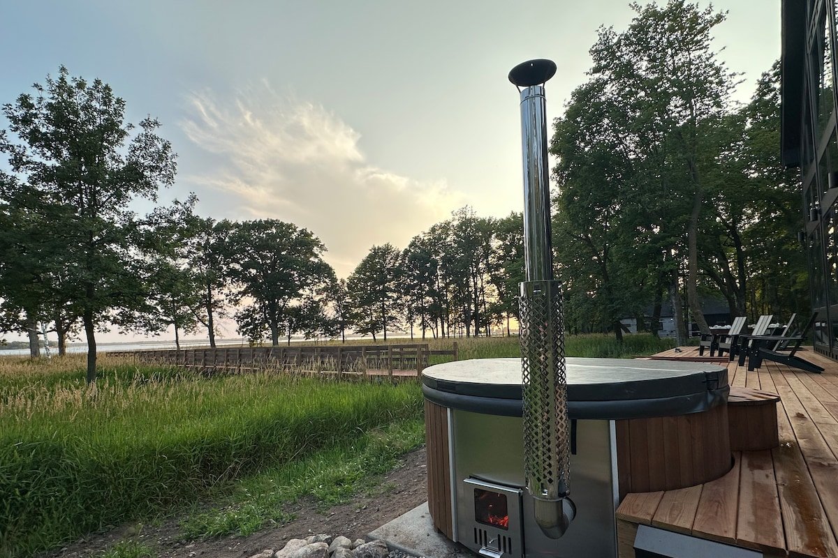 NEW 6 Bed Cabin | Sauna, Hot Tub, 40 Acres & Beach gallery image 5