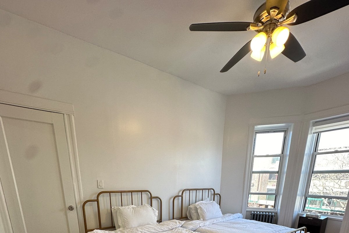 Beautiful Brooklyn brownstone! 1 block from Subway gallery image 4