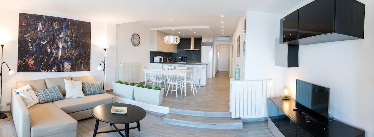 SeaHomes Vacations – Cala Banys Seafront Apt +PKG gallery image 5