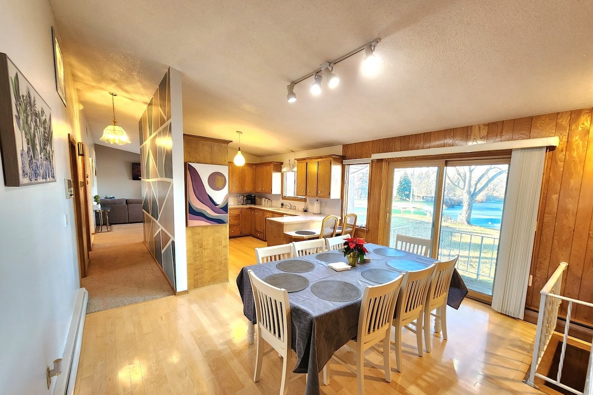 Lake Retreat | Hot Tub |Pool Table | Peaceful| Fun gallery image 5