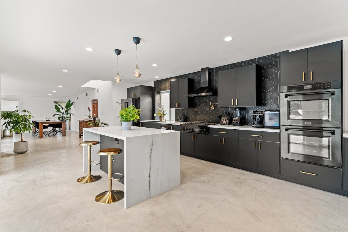 Zen Luxe Home 4bed-private pool, sauna, oasis yard gallery image 4