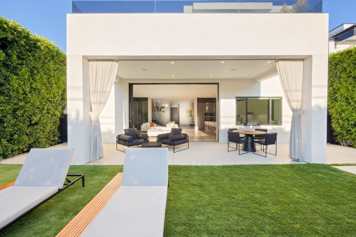 The Artezen Villa by Stay Awhile Villas gallery image 4