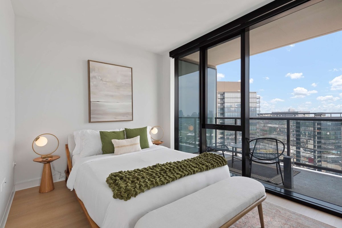 Prime Lincoln Park Views + Modern Amenities Await gallery image 3