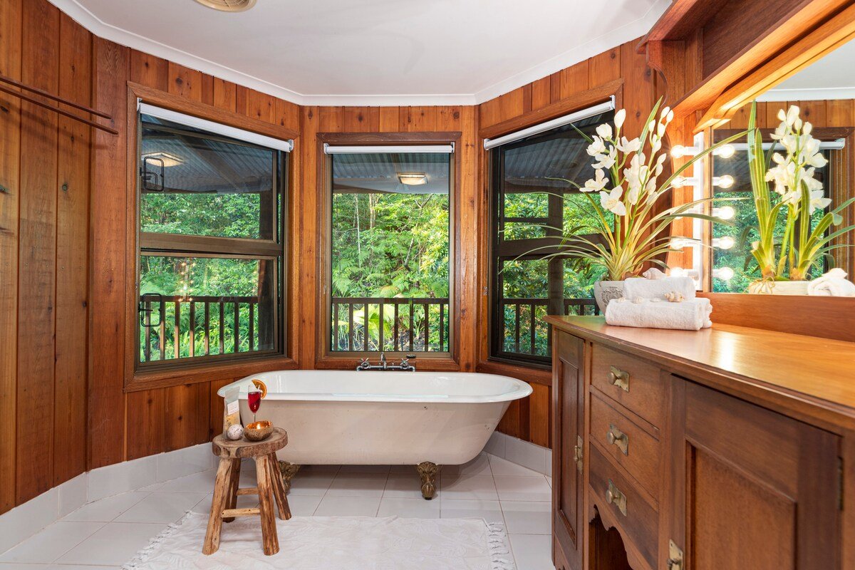 Fijian Retreat -sauna, pool, privacy mins to beach gallery image 5