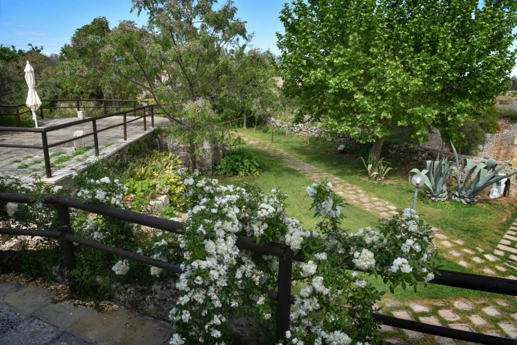 Fata Bianca: orto botanico piscina e idromassaggio gallery image 3